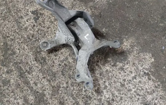 Mini One - Cooper R50 - 53 Engine mount bracket