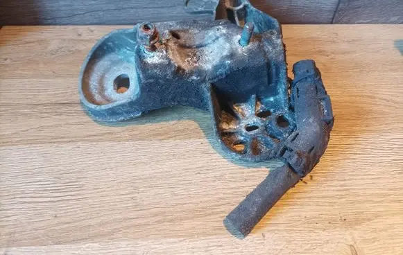 Audi A6 S6 C5 4B Engine mounting bracket