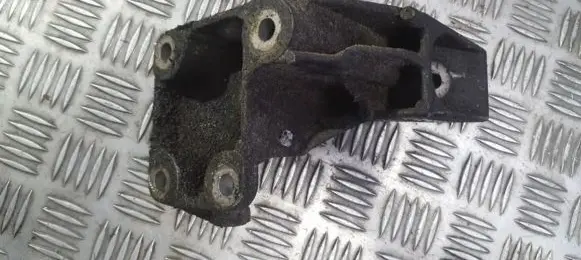 Opel Omega B1 Engine mounting bracket