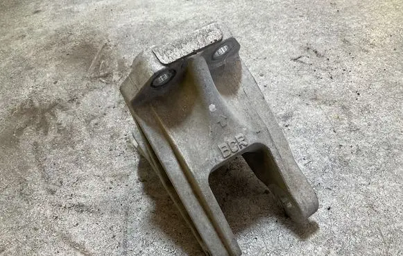 Nissan Leaf II (ZE1) Engine mounting bracket