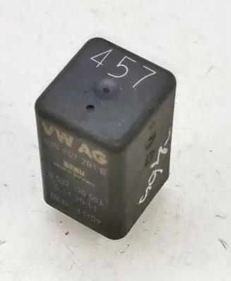 Volkswagen PASSAT B6 Glow plug pre-heat relay 038907281B 4113511 0522120503