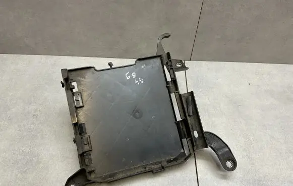 Audi A4 S4 B9 Engine control unit holder 8W0907647A