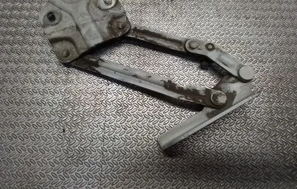 Engine bonnet/hood hinges
