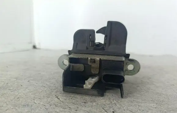 Volkswagen Tiguan Tailgate lock latch 5M0827505E