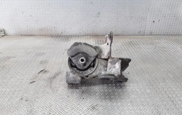 Nissan X-Trail T30 Engine mount bracket
