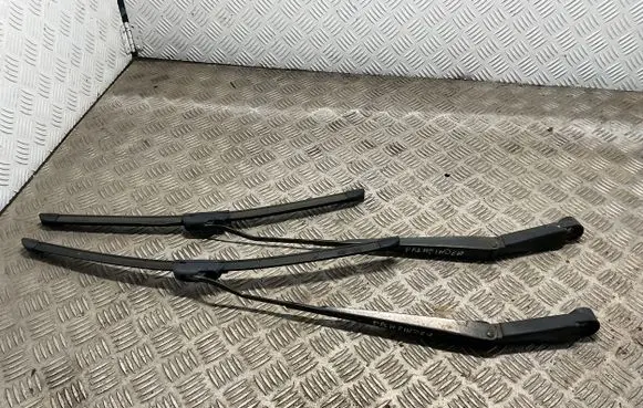 Nissan Pathfinder R51 Front wiper blade arm
