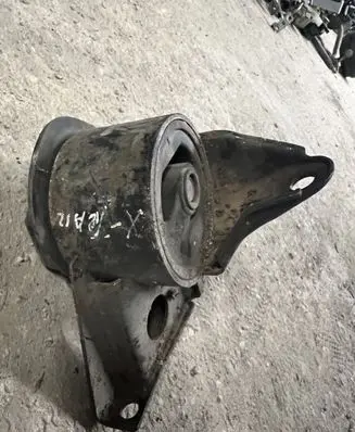Nissan X-Trail T30 Engine mount bracket