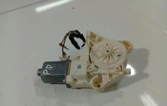 Ford Focus Front door window regulator motor 0130822216