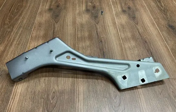 Renault Kangoo III Fender mounting bracket 620421074R