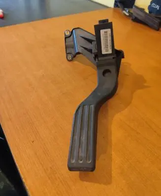 Ford Mondeo Mk III Accelerator throttle pedal 2S719F836DA 332900000539