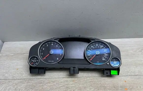 Volkswagen Touareg II Speedometer (instrument cluster) 7P6920981G 0263677089