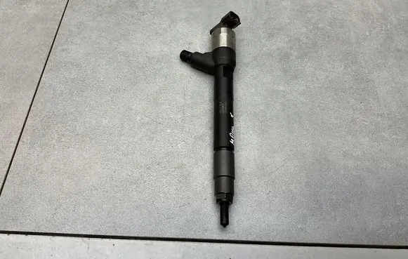 Opel Mokka X Fuel injector 55570012