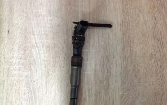 BMW 5 E60 E61 Fuel injector 7HZ6YWZ 0445110