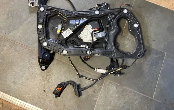 Volkswagen PASSAT CC Front door window regulator with motor 914859117 1034153178
