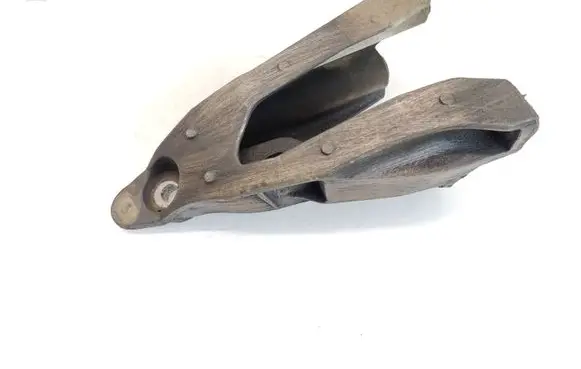 Volkswagen Transporter - Caravelle T5 Engine mounting bracket 7E0199370