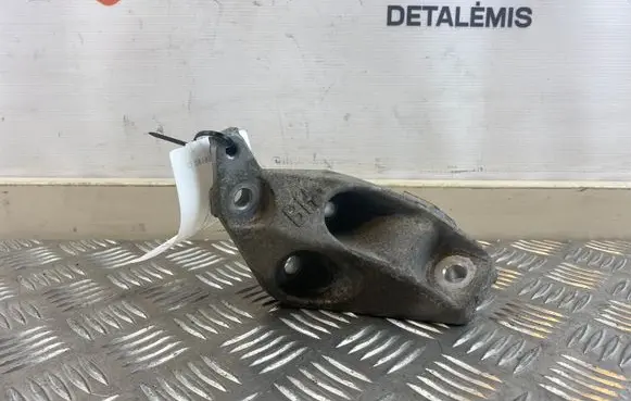 Toyota RAV 4 (XA50) Engine mounting bracket