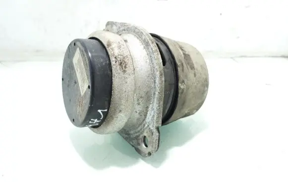 Volkswagen Touareg I Engine mount bracket 7L8199131A