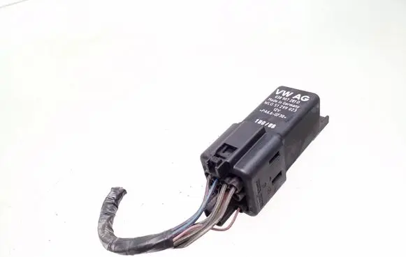 Volkswagen Touran I Glow plug pre-heat relay 038907281D