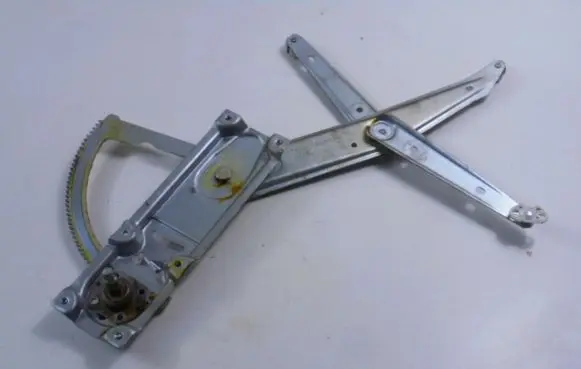 Opel Corsa B Front door manual window regulator 90388862