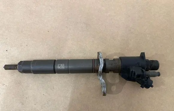 Volvo C30 Fuel injector 31303238