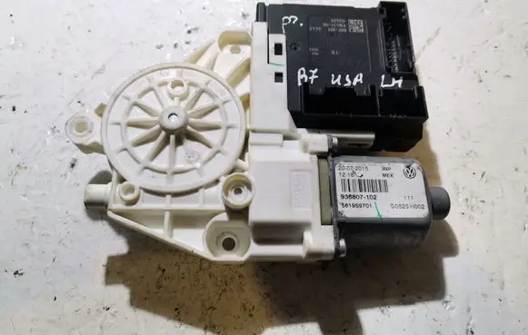 Volkswagen PASSAT B7 Front door window regulator motor 561959701 3C0959793B