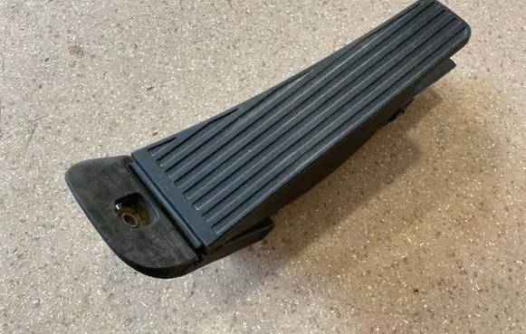 Accelerator throttle pedal