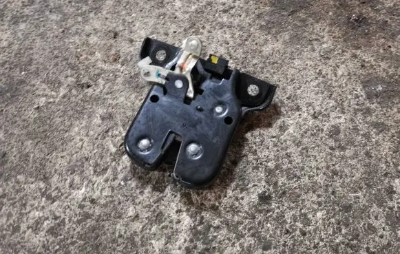 Audi A4 S4 B5 8D Tailgate/trunk/boot lock/catch/latch