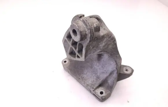 Engine mounting bracket
