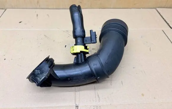 Citroen DS5 Turbo air intake inlet pipe/hose 9683725080