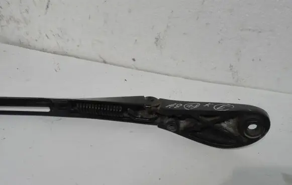 Windshield/front glass wiper blade