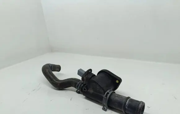 Volkswagen PASSAT B6 Engine coolant pipe/hose 038121132G