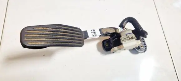 Accelerator throttle pedal