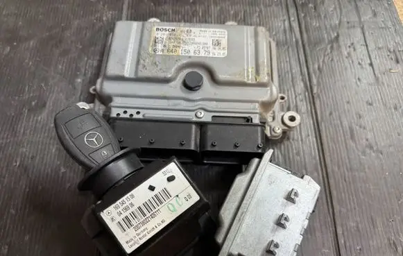 Mercedes-Benz A W169 Engine ECU kit and lock set A6401506379 0281012952