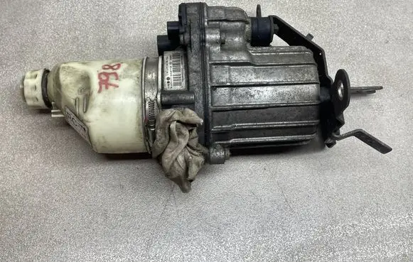 Opel Zafira B Power steering pump 13192897