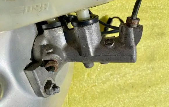 Mercedes-Benz E W210 Master brake cylinder 0044302930
