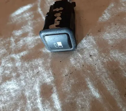 Volkswagen PASSAT B5 Fuel tank opening switch 3b0959833a