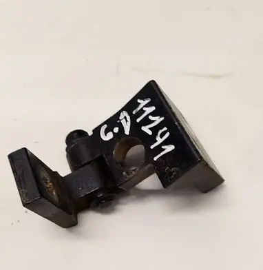 Volkswagen Touareg I Rear door lower hinge 7L0833402