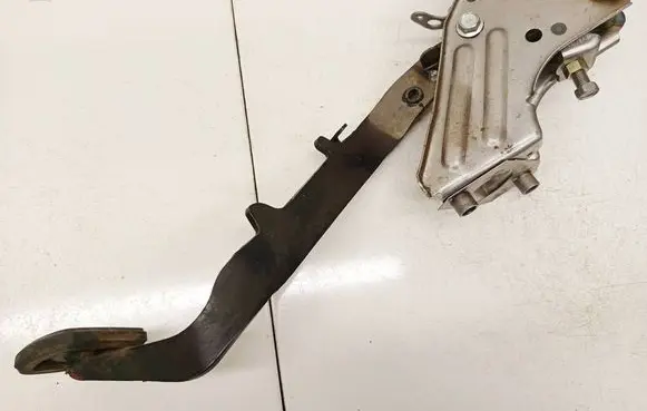 Toyota Avensis T250 Clutch pedal 