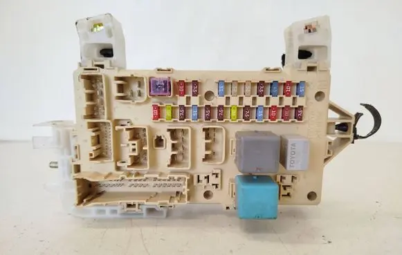 Toyota Corolla Verso E121 Fuse module 892210F010 05010409401202 5510417527