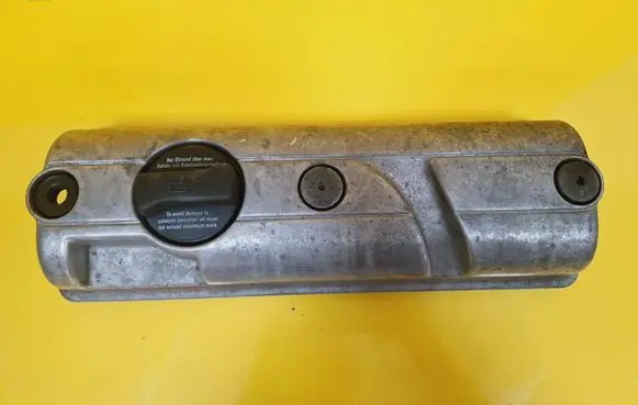 Volkswagen Polo III 6N 6N2 6NF Rocker cam cover 030103475M