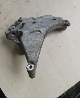 Engine mounting bracket