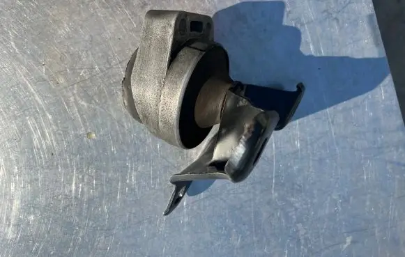 Ford Mondeo Mk III Engine mount bracket 6542HL812 1S716F012