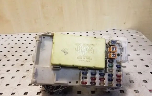 Toyota Corolla Verso E121 Fuse module 8264113050
