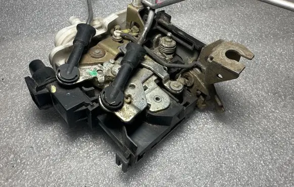 Audi A8 S8 D2 4D Front door lock 4D1837016A