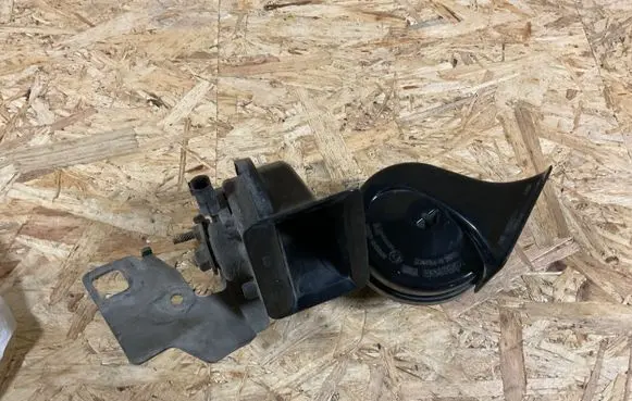BMW 5 E60 E61 Horn signal 0092018 CH2139