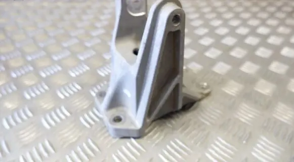 Nissan Leaf II (ZE1) Engine mounting bracket