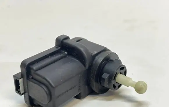 Ford Focus Headlight level adjustment motor XS4X13K198AB
