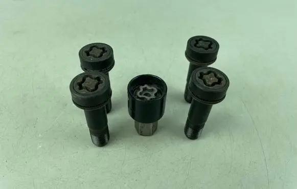 Mercedes-Benz C W204 Anti-theft wheel nuts and lock B66470155