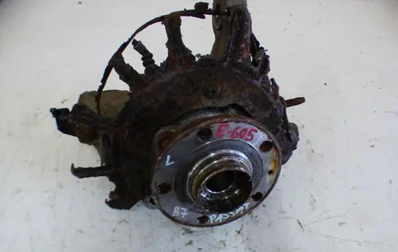Volkswagen PASSAT B7 Front wheel hub spindle knuckle 