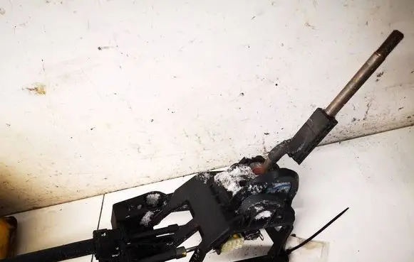 Toyota Avensis T250 Gear shifter/selector 013235AA